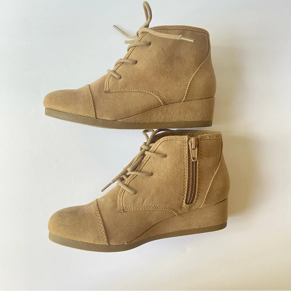 New Mad love Tan Girls Wedge booties Kids Size 2
